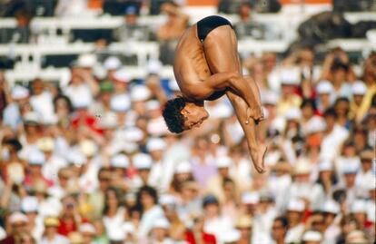Greg Louganis compitiendo en los Juegos Olímpicos de 1984 en Los Ángeles.