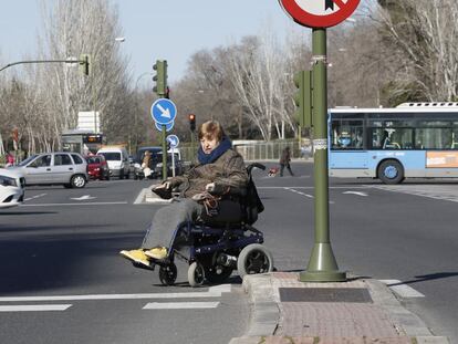 Juana Buenvar&oacute;n rodea un paso de peatones en Orcasitas, obligada por el deterioro de la acerca de la mediana.