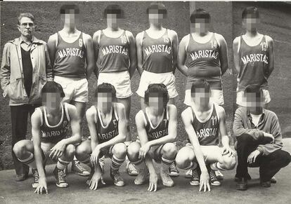 El hermano marista Esteban Villalba, que era entrenador de baloncesto, con uno de los equipos del colegio de la orden en Bilbao en los años 70.