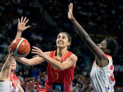 Alba Torrens entra a canasta ante la oposición de dos jugadoras de Japón, durante el partido del grupo C de la Copa del Mundo de Baloncesto femenino FIBA 2018 