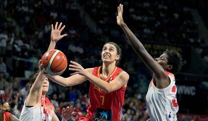 Alba Torrens entra a canasta ante la oposición de dos jugadoras de Japón, durante el partido del grupo C de la Copa del Mundo de Baloncesto femenino FIBA 2018