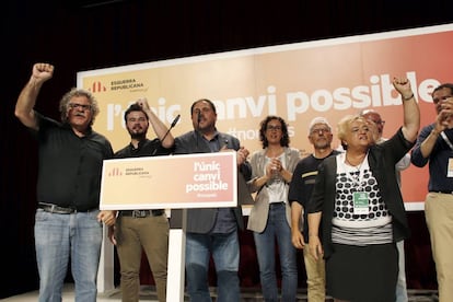 El cabeza de lista de ERC por Barcelona, Gabriel Rufián (c), junto al líder del partido y vicepresidente de la Generalitat, Oriol Junqueras (3i) y el candidato número dos Joan Tardá (i), después de la rueda de prensa ofrecida en el Centro Cultural El Born para valorar los resultados de las elecciones generales del 26-J.