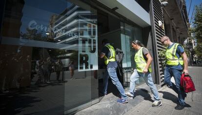 Guardias civiles entran en la sede de CDC, en Barcelona, para registrarla.