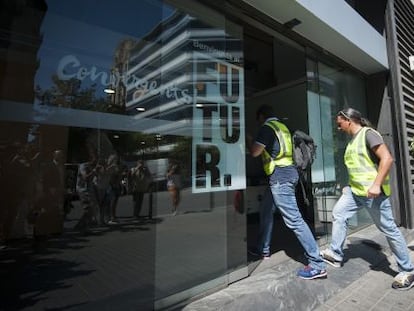 Guardias civiles entran en la sede de CDC, en Barcelona, para registrarla.