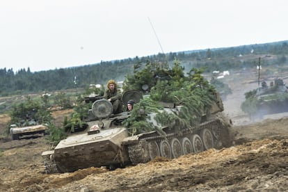 Tanques bielorrusos participan en las maniobras militares en Luga, Leningrado (Rusia), el 17 de septiembre.