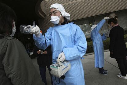 Medición de radiación en un centro de evacuación en la localidad de Fukushima.