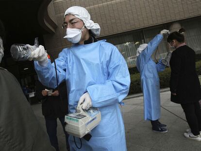 Medición de radiación en un centro de evacuación en la localidad de Fukushima.