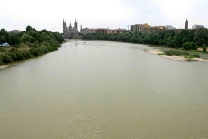 El río Ebro, a su paso por Zaragoza, en una de las zonas más afectadas por la contaminación química