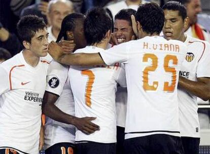 Los jugadores del Valencia felicitan a Del Horno tras el primer gol.