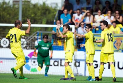 Oriol Mezquita (en la foto, con gafas) tiene 18 años y es delantero del Villarreal, el equipo de su vida, donde le entrenan su primo, Sergi Campos, y Sonia Alcón. “Ha sido un tiempo en el que ha entendido el fútbol y la importancia de tener compañeros”, explica Campos. Alcón subraya que los técnicos están en permanente contacto con su familia y con su colegio: "Todos hemos notado un gran cambio en él, en su comportamiento, desde que empezó en el fútbol inclusivo hace tres años. Era un chico nervioso a veces, y el fútbol ha sido fundamental para controlar impulsos, gestionar sus emociones". Los técnicos, como el protagonista de 'Campeones', recalcan la importancia de que los chicos se esfuercen, pero "manteniendo los pies en el suelo".