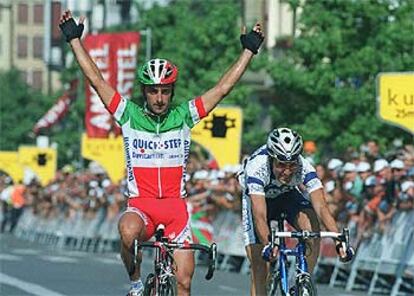 Paolo Bettini, en el momento de imponerse a Ivan Basso.