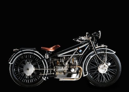Esta motocicleta es la R23, presentada en otoño de 1923, la primera motocicleta de BMW. Una de sus innovaciones era que no utilizaba cadena para mover su rueda trasera. Las motos de BMW, desde entonces, no la han llevado.