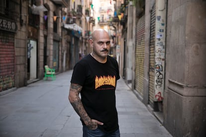 Santi González, vecino y comerciante de la calle Riera Baixa. 