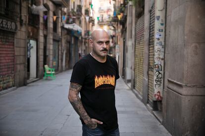 Santi González, vecino y comerciante de la calle Riera Baixa. 