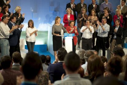 Maria Dolores de Cospedal y candidata a presidir Castilla-La Mancha (centro) es aplaudida en la clausura de la convención municipal del PP en Toledo.