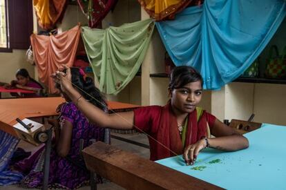 Bordado de saris en el centro de Gandlapenta, en el distrito de Anantapur, en India, donde los campos se llenan e campesinas pobres dibujando el horizonte con el color de sus vestidos.