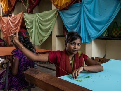 Bordado de saris en el centro de Gandlapenta, en el distrito de Anantapur, en India, donde los campos se llenan e campesinas pobres dibujando el horizonte con el color de sus vestidos.