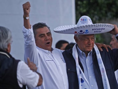 L&oacute;pez Obrador se pone un sombrero charro en une evento de Encuentro Social en Jalisco. 