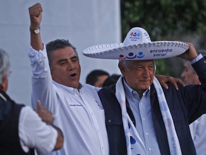 L&oacute;pez Obrador se pone un sombrero charro en une evento de Encuentro Social en Jalisco. 