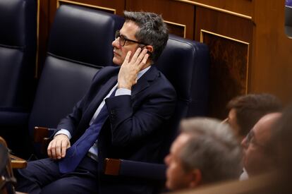 El ministro de la Presidencia en funciones, Félix Bolaños, escucha por el pinganillo la intervención de los diputados en el primer pleno del Congreso de la XV Legislatura que el pasado martes aprobó la toma en consideración de la reforma del reglamento de la Cámara para permitir el uso de las lenguas cooficiales.