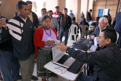 Ciudadanos reciben información para votar en San Juan Sacatepéquez.