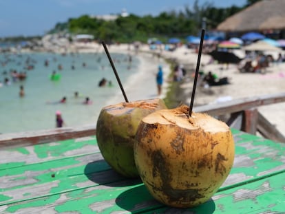 Vacacionistas en Playa Tortuga, Cancún, en agosto de 2022.