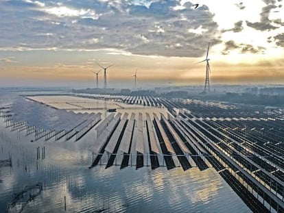 La combinación de generadores de energía fotovoltaica y piscifactorías en Sihong, China. 