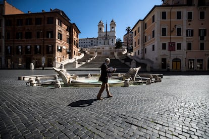 Un hombre camina por la plaza de España, en Roma, este domingo.