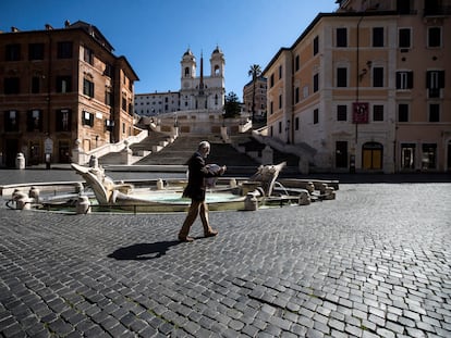 Un hombre camina por la plaza de España, en Roma, este domingo.