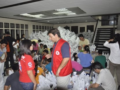 Emilio Teixeira trabajando en la sede de la Cruz Roja