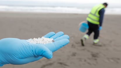 Pellets en la playa asturiana de Otur, este martes. 