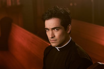 Alfonso Herrera en ese momento decisivo en la carrera de todo actor todoterreno: hace de cura. Fue como Tomás Ortega en la adaptación televisiva de 'El exorcista'.