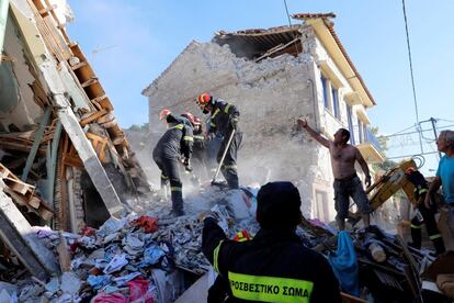 Rescue team members search for victims at a collapsed building in the village of Vrissa on the Greek island of Lesbos, Greece, after a strong earthquake shook the eastern Aegean, June 12, 2017. REUTERS/Giorgos Moutafis     TPX IMAGES OF THE DAY