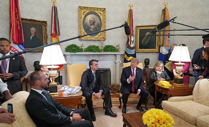 Eduardo Bolsonaro, a la izquierda, con su padre y Trump en el Despacho Oval. 