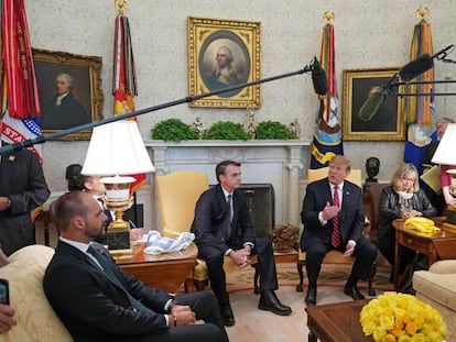 Eduardo Bolsonaro, a la izquierda, con su padre y Trump en el Despacho Oval. 