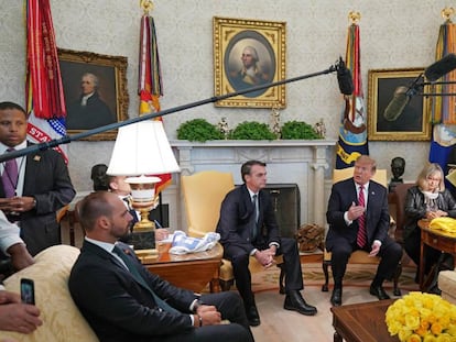 Eduardo Bolsonaro, a la izquierda, con su padre y Trump en el Despacho Oval.