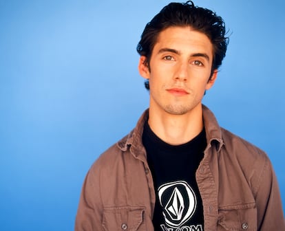 MILO VENTIMIGLIA – Among the men who captured Rory’s heart in 'Gilmore Girls,' Jess Mariano, portrayed by Milo Ventimiglia, 47, remains the fan favorite. Created by Amy Sherman-Palladino, 'Gilmore Girls' centered around the unique bond between an unusually mature daughter and her youthful mother, all set in a town bordering on magical realism. This setup allowed for rapid-fire, clever dialogue in the spirit of classic Howard Hawks comedies. Ventimiglia's Jess, with his intense gaze and brooding demeanor, embodied the "bad boy" archetype — a rebellious spirit clad in leather with a motorcycle to match. Inspired by Holden Caulfield, he shared Rory’s love for literature, and by the end of the series, Jess had either read or referenced a staggering forty-one books (a number so significant that fans took the time to catalog each title).

In the image, Milo Ventimiglia in 2002.