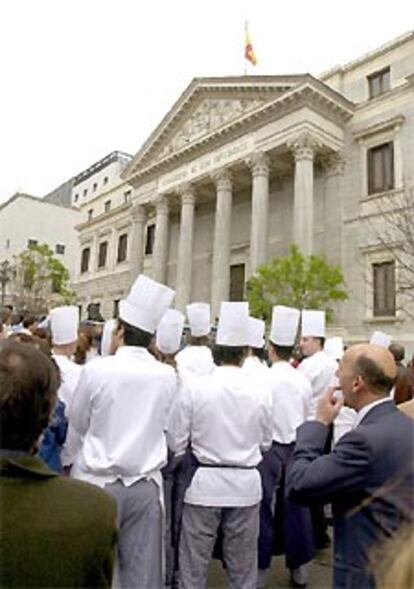 Cocineros y empleados del madrileño Hotel Palace sigueron frente al edificio del Congreso los quince minutos de huelga convocados por organizaciones sociales y sindicales para protestar contra la guerra en Irak.