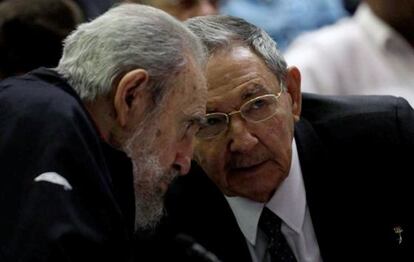 Fidel Castro speaks with his brother R&aacute;ul on Sunday.