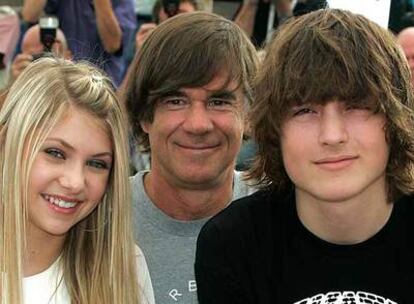Gus van Sant, entre Taylor Momsen, a la izquierda, y Gabes Nevins, intérpretes de <i>Paranoid Park</i>.