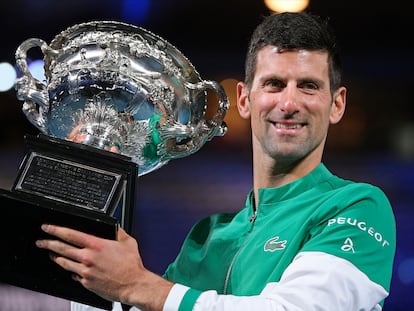 Djokovic posa con el trofeo de campeón en febrero del año pasado.