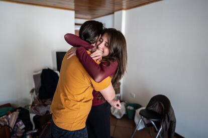 Pareja abrazándose en el nuevo apartamento.