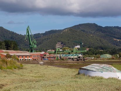 Vista del astillero Murueta, en la bahía de Urdaibai (Bizkaia).