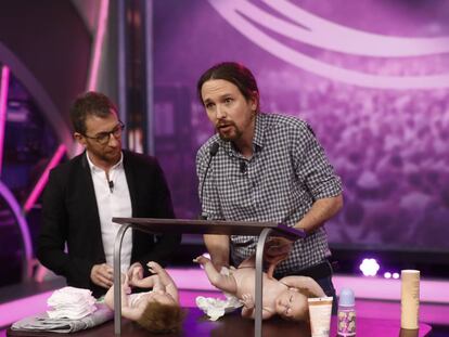 El presentado de 'El Hormiguero', Pablo Motos, y el líder de Podemos, Pablo Iglesias, durante el programa. 