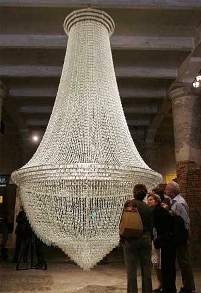 Lámpara hecha con tampones, de Joana Vasconcelos.