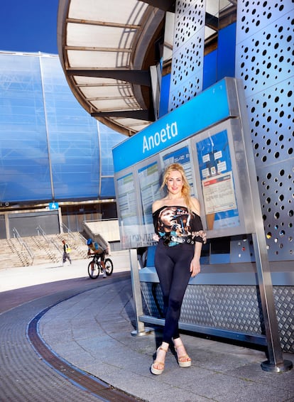 Karen Ortiz de Guinea, junto al Reale Arena de San Sebastián, donde el músico actúa en su nueva gira.