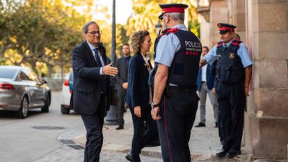 El 'president' Quim Torra saluda a una agente de los Mossos d’Esquadra a su llegada al Parlament, el pasado jueves.