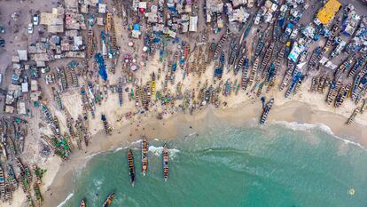 Accra (Ghana). La capital de Ghana es un destino que rebosa energía y es relativamente fácil conectar con la ciudad y su gente, y con su cultura en lugares como los centros surfistas, los mercados, los espacios comunitarios como 'skate parks' (parques de patinaje) y a través de la vida nocturna. A Ghana se la llamó en su día la “niña mimada” de África Occidental porque cosechó uno de los mayores éxitos del continente con una democracia estable que se tradujo en un rápido desarrollo. Por eso, es un país con una gran energía. Tiene los atractivos típicos de África para el viajero ―hermosas playas y manadas de elefantes en parques nacionales―, pero aquí se suman el senderismo, los circuitos culturales y también unas ciudades efervescentes en las que resulta fácil relacionarse con la población local. Algunos la describen como un “África para principiantes”, pero eso no quita para que tenga su página oscura, como la que se lee en los fuertes para esclavos de la costa. Accra es fácil de conocer. No es una ciudad atractiva desde un punto de vista convencional, pero su noche está llena de color, y por el día las calles llenas de vida, de mercados interesantes y de lugares para probar su cocina. Es también el punto de partida para viajar al interior del país o para descubrir hitos surfistas como Busua o el cercano pueblecito de Takoradi, que atrae a cooperantes y mochileros que disfrutan de sus playas. Allí las condiciones para el surf son las mejores de Ghana, y desde Busua se pueden emprender preciosas excursiones.