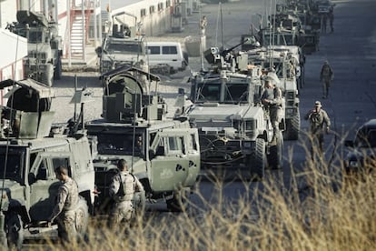 Las tropas españolas de la base Ruy González de Clavijo en Qala-i-Naw se preparan para patrullar por la Ruta Lithium.