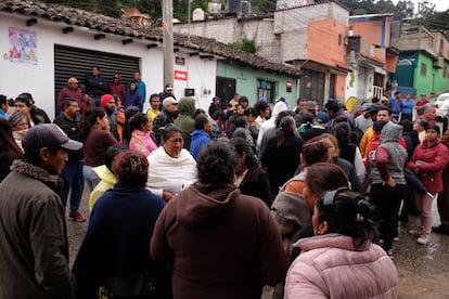 Fieles conmocionados acuden al lugar del asesinato del padre Marcelo Pérez, este domingo en San Cristóbal de las Casas. 